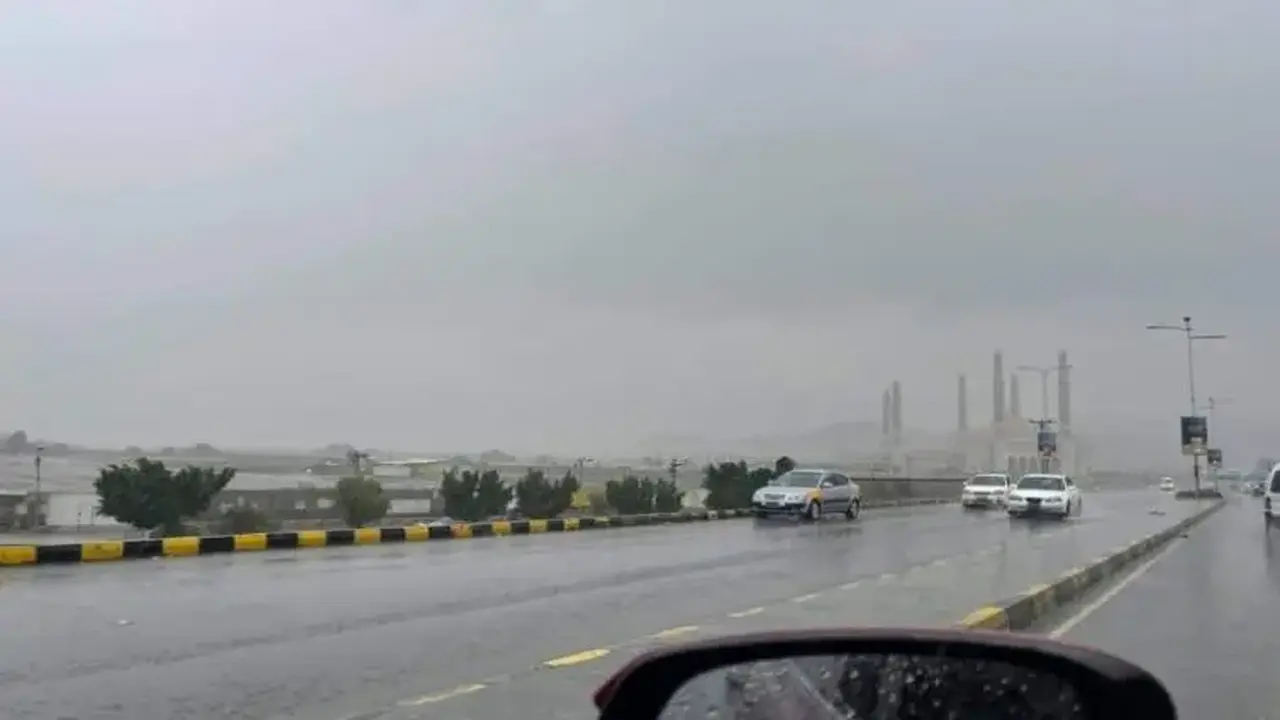 إنذارات هامة للمواطنين مع زخات المطر في صنعاء والمحافظات